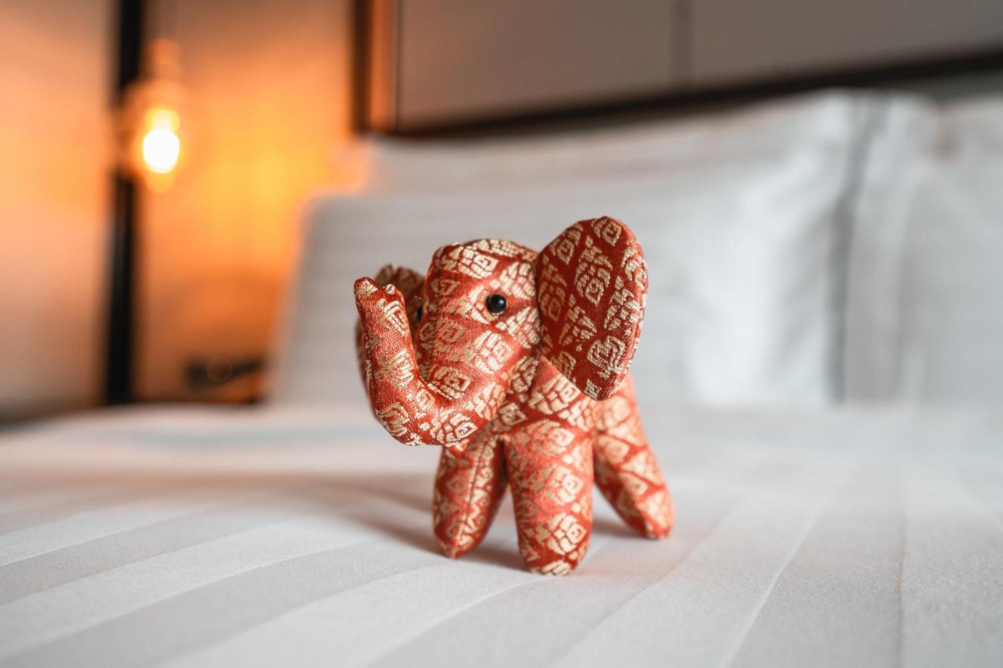 Отель Conrad Бангкок Экстерьер фото The elephant toy